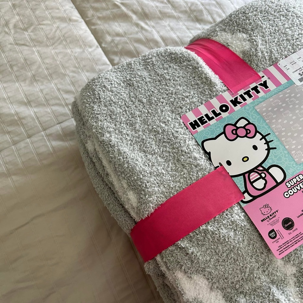 Hello Kitty full/queen super soft blanket; grey & white